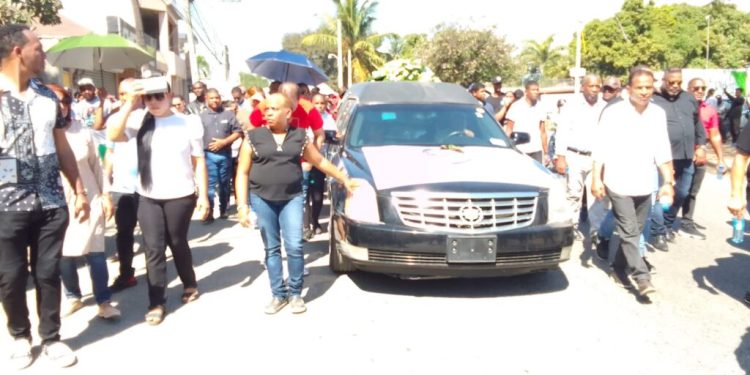 En medio de dolor sepultan a Donelly Martínez