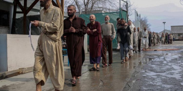 Los talibanes internan forzosamente a miles de adictos en Afganistán