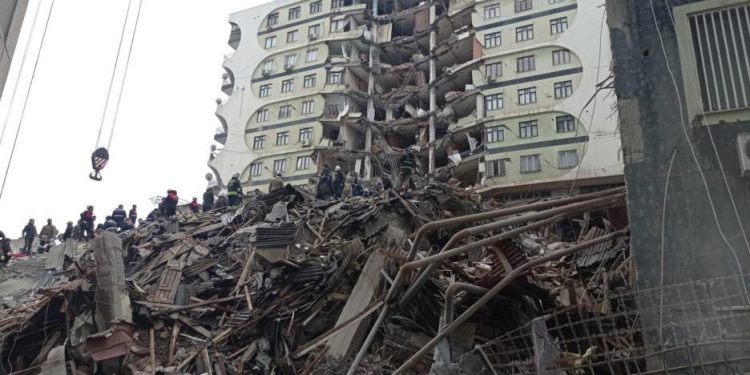 Más de 1.500 muertos por el terremoto: al menos 912 en Turquía y 592 en Siria