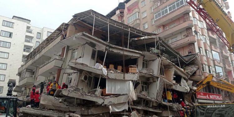 Más de 2.700 muertos en Turquía y Siria por los devastadores terremotos