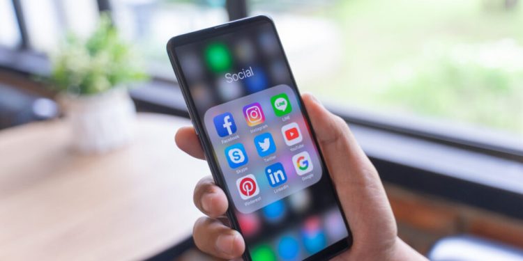 Unesco promueve mayor regulación global de las redes sociales