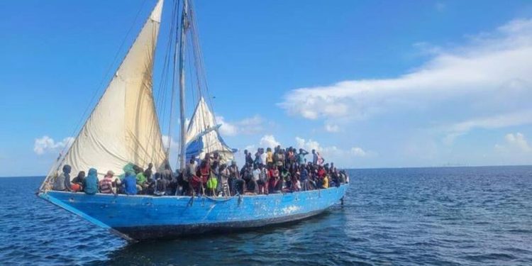 Un velero con 114 inmigrantes haitianos burla la vigilancia y llega a Florida