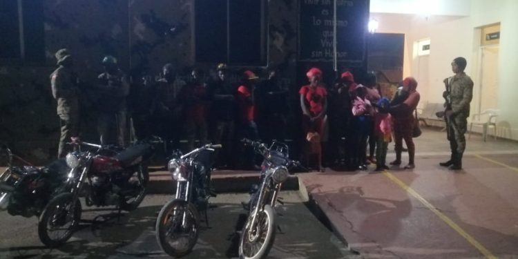 El ejército ocupó cuatro motocicletas en la que eran transportado 17 extranjeros indocumentados