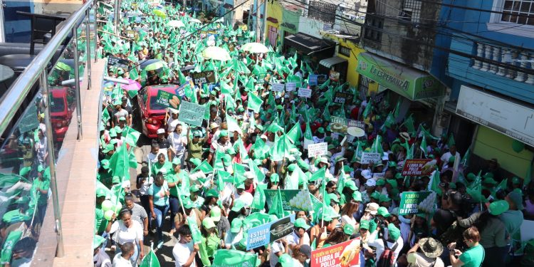 Miles mujeres de la FP marchan en SD contra alto costo de la vida