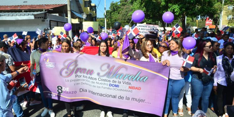 Mujeres del PLD marchan contra alzas en alimentos y por la dominicanidad