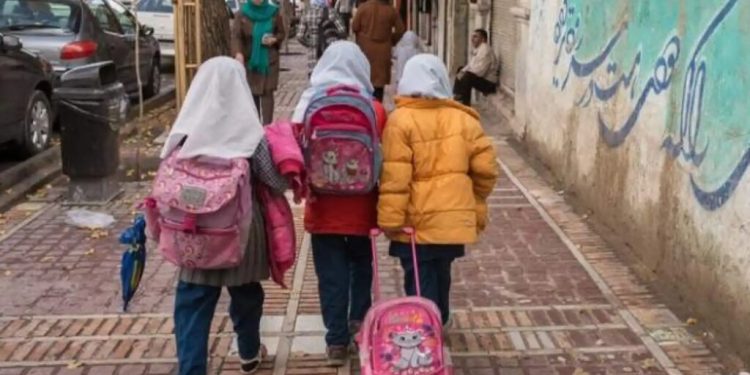 Cientos de niñas más son envenenadas con gas en nueve colegios de Irán