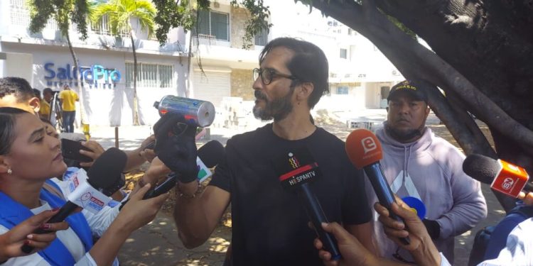 Dirigentes del PLD y vehículos afectados por bombas lacrimógenas en protesta por operación Calamar