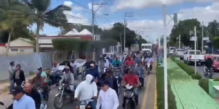 Productores de arroz marchan en demanda que el gobierno cumpla una serie de acuerdos con ese sector
