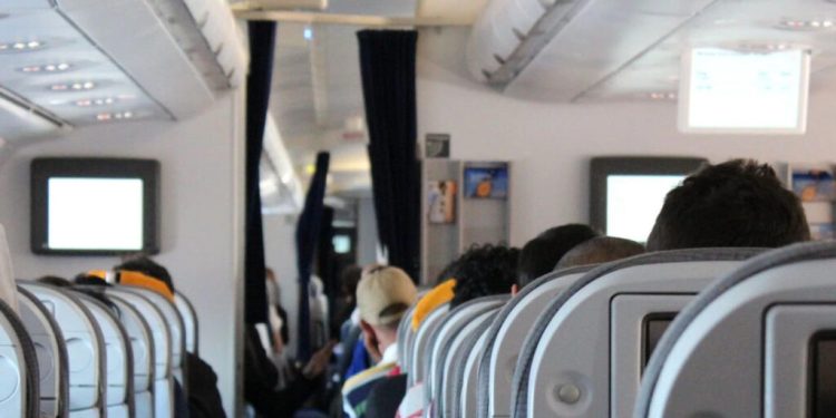 Hombre trata de abrir una puerta en pleno vuelo en EE.UU.