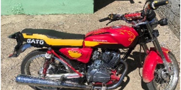 Apresan dos jóvenes en Mao con una motocicleta robada