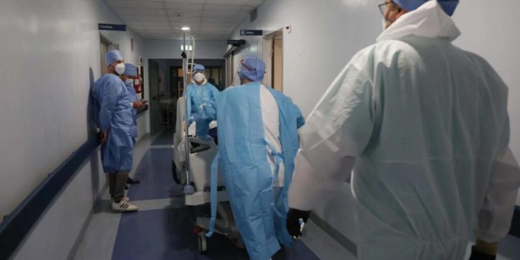 La OMS califica de «crisis» las malas condiciones laborales de los sanitarios