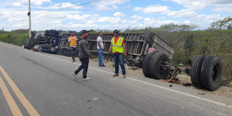 Aparatoso accidente de una patana en carretera Montecristi-Dajabón 