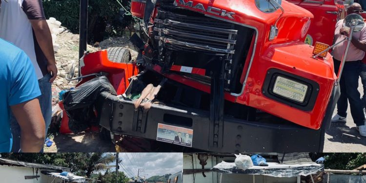 Choque de camión maicero y camioneta deja cuatro personas heridas en Cofresí