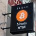 Arrestan dueño de cajeros de criptomonedas por un esquema de fraude en EE.UU.