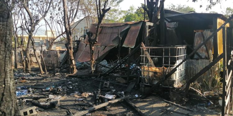 Fuego afecta tres viviendas y un vehículo en Santiago
