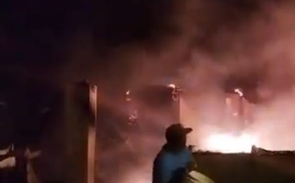 Incendio reduce una vivienda con todos sus ajuares en comunidad de Montecristi