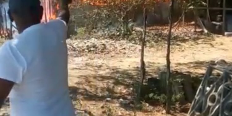 Incendio destruye una vivienda en el kilómetro cuatro Dajabón
