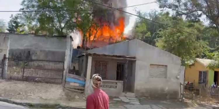 Incendio reduce a cenizas una vivienda con todos sus ajuares en Villa Vásquez