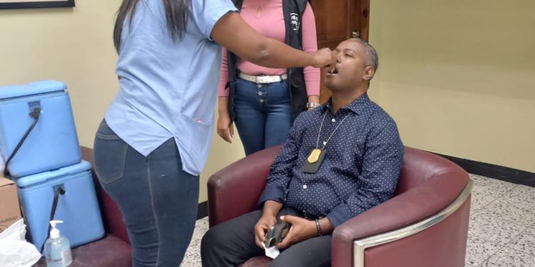 Personal de oficina de Aduanas recibe dosis de vacuna contra el Cólera en Dajabón