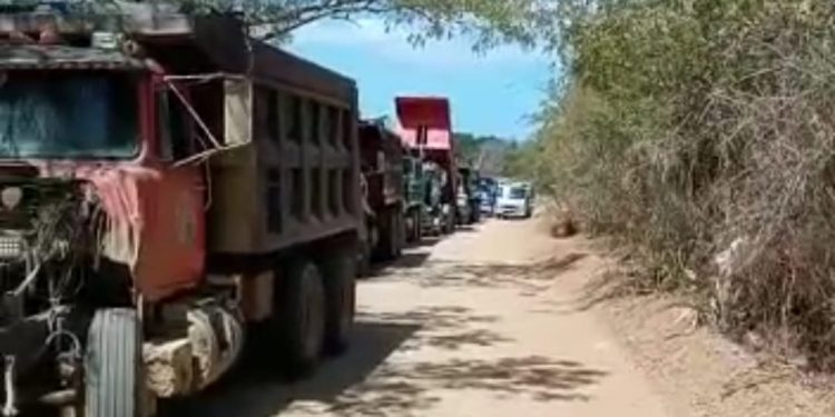 Comunitarios protestan por tercera ocasión contra constructora del muro fronterizo por incumplimiento y contaminación de acuerdos en Dajabón