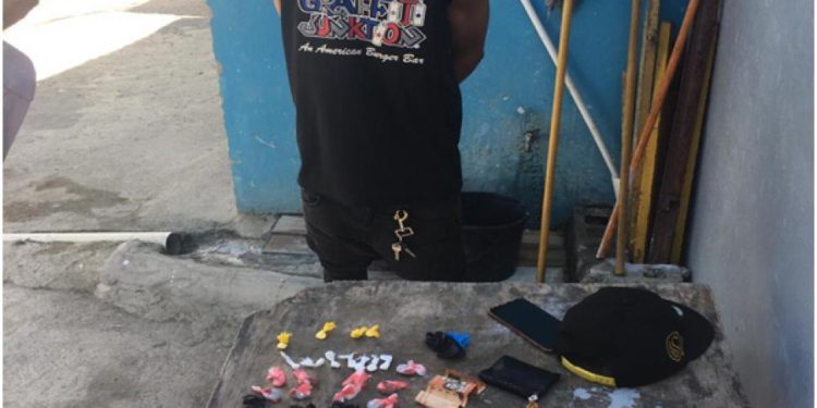 Apresan obrero con porciones de presunta marihuana, cocaína y crack en Mao
