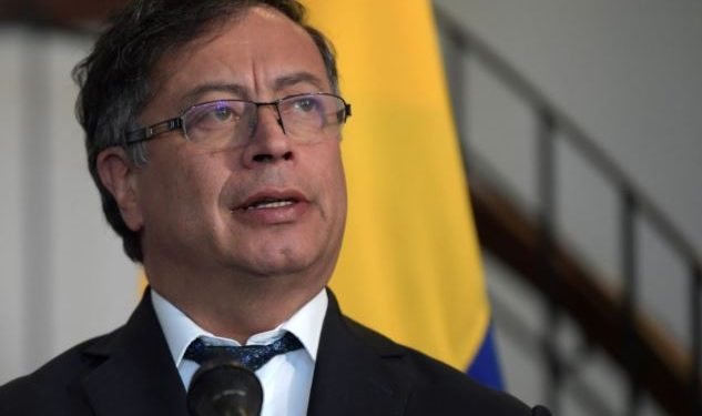 Petro pide al sistema financiero colombiano bajar tasas de intermediación