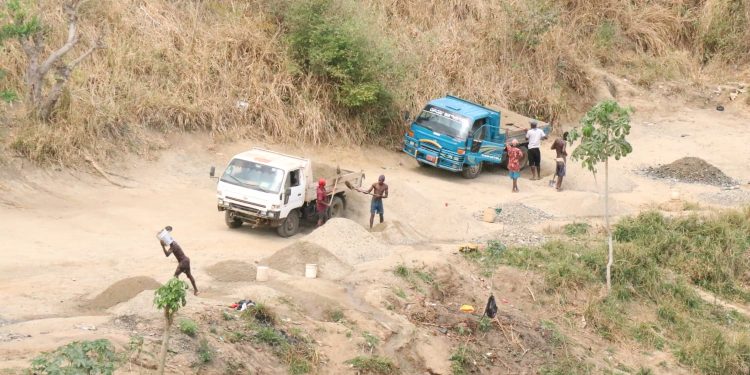 Caravana de Haitianos en camiones depredan el río Masacre entre Dajabón y Juana Méndez 