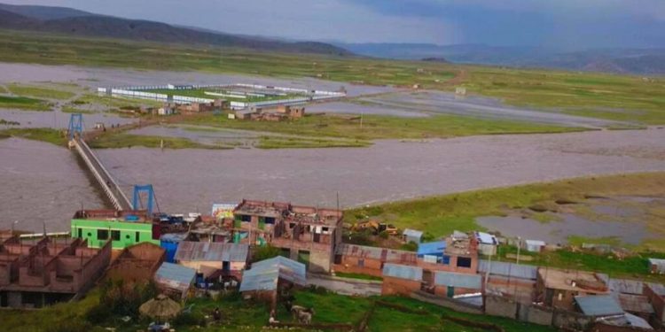 Desborde de un río en Lima destruye al menos 25 casas rústicas