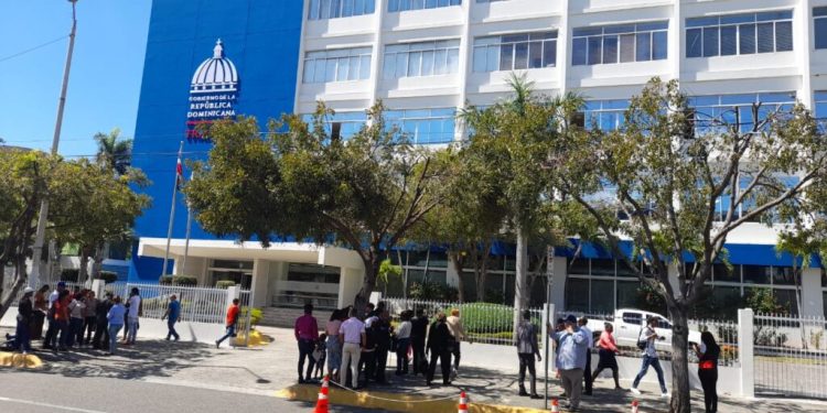 Personal Ministerio de Trabajo sale despavorido ante alarma contra incendio