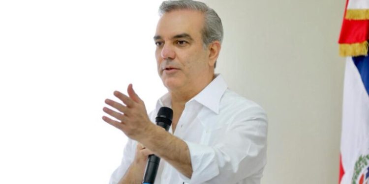 Abinader se solidariza con Medina tras informar que padece cáncer