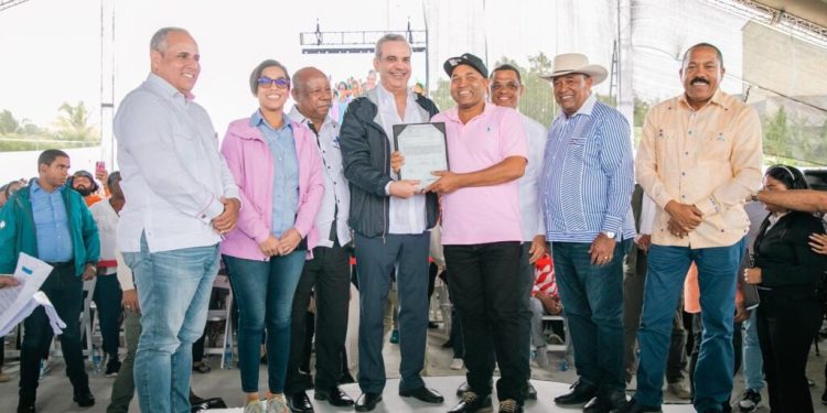 Gobierno entrega más de 1,100 títulos de propiedad en Montecristi