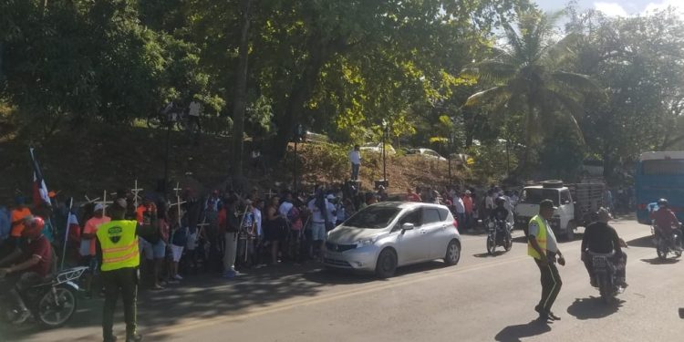 Protestan con viacrucis por locales de playa
