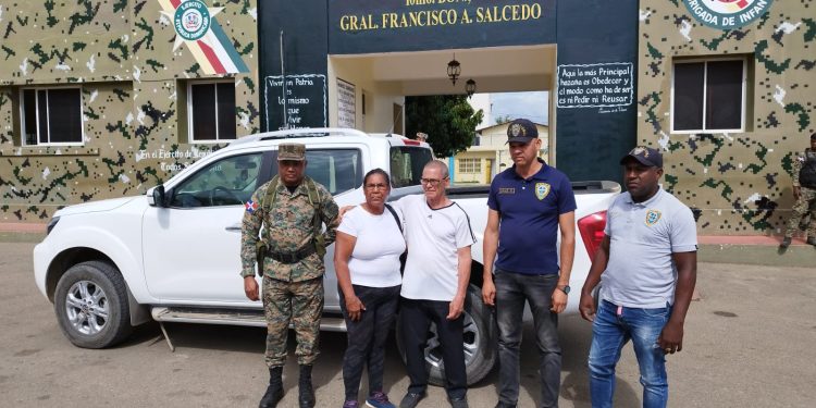 ERD y policias ocupan camioneta y detienen dos presuntos atracadores la cruzarían  hacia Haití