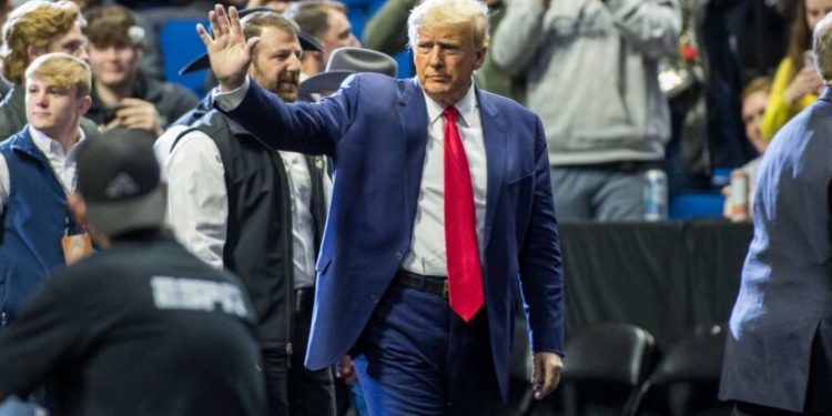 Campaña reeleccionista de Trump recauda 4 millones en un día tras su imputación