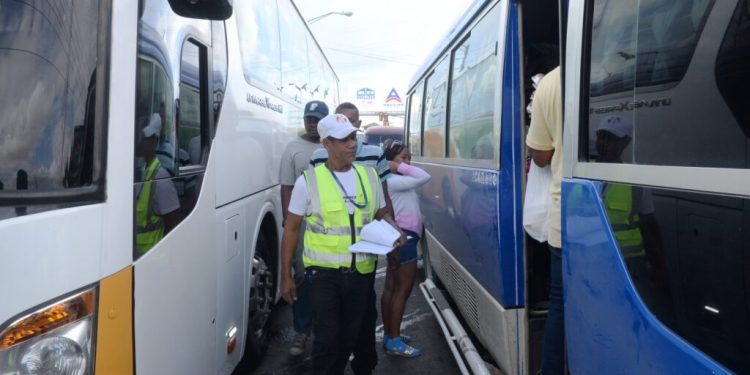 Intrant inspecciona los autobuses antes de salir de viajes por Semana Santa