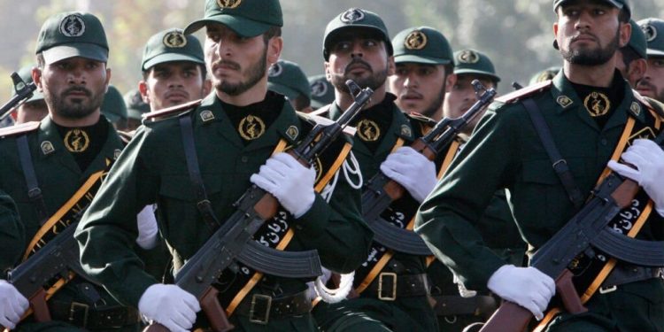 Miles de iraníes despiden a los guardias revolucionarias muertos en Siria