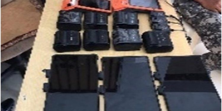 Se accidenta automóvil cargado de máquinas prohibida de lotería en Santiago Rodríguez