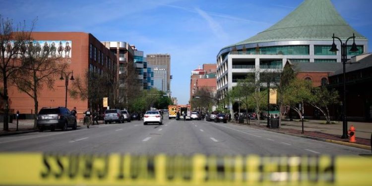 Cinco muertos en un tiroteo en el centro de la ciudad de Louisville (EE.UU.)