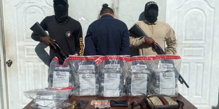 Ocupan en Barahona 32 paquetes de presumiblemente cocaína en una jeepeta