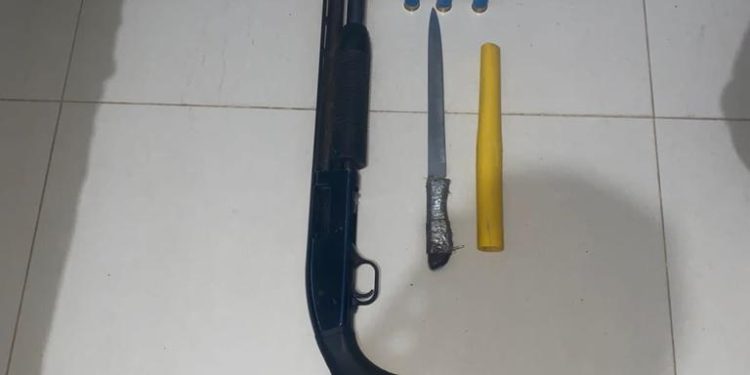 Detienen obrero con una escopeta y arma blanca de forma ilegal en comunidad de Montecristi 