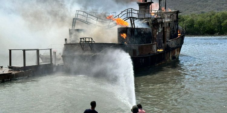 Incendio afecta barco pesquero en Luperón Puerto Plata