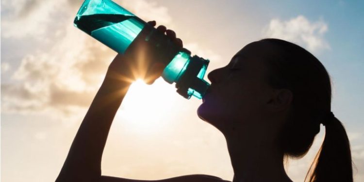 Onamet recomienda tomar agua y ducharse antes de dormir para mitigar el calor