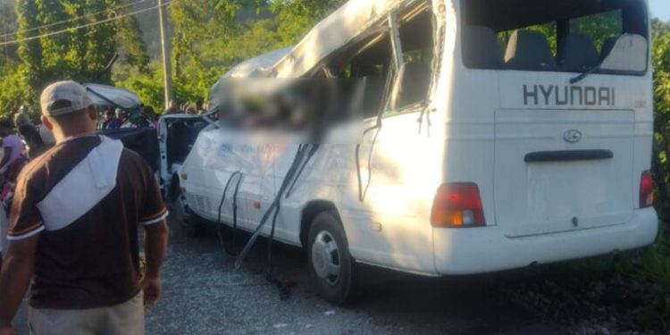 Afectados accidente presentan traumas craneales y laceraciones, según informe preliminar del hospital