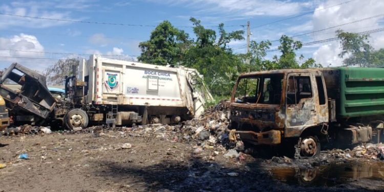 Vándalos incendian dos camiones compactadores del Ayuntamiento de Boca Chica