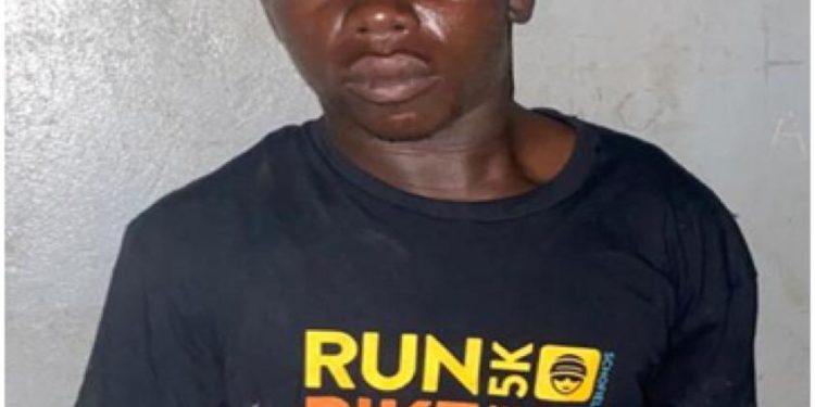 Apresan joven haitiano con 47 porciones presunta marihuana en punto de venta desmantelado en Castañuelas