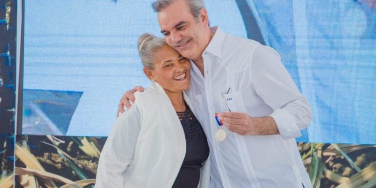 Luis Abinader felicita a todas las progenitoras dominicanas por el Día de las Madres