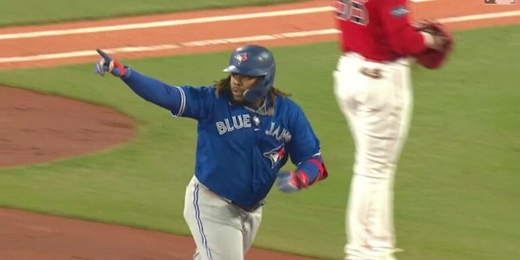 Vladimir Guerrero Jr vuela todo el monstruo verde con bat flip incluido