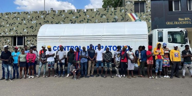 Control migratorio y el ejército detienen 107 indocumentados en Dajabón