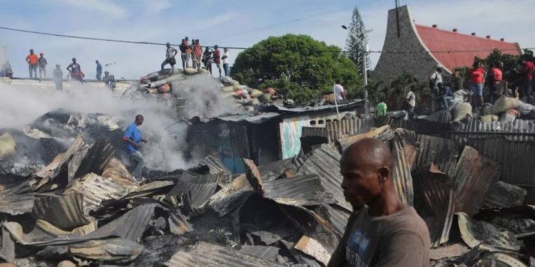 Un voraz incendio destruyó un popular mercado callejero en la capital de Haití