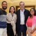 Abinader entrega pedido de café a dominicana residente en Londres
